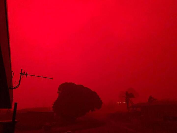 Der Himmel färbt sich rot während der Buschfeuer. In der rund 500 Kilometer östlich von Melbourne gelegenen Küstenstadt Mallacoota wurden rund 4000 Urlauber von den Behörden angewiesen, in Meeresnähe Schutz vor dem herannahenden Flammenmeer zu suchen.