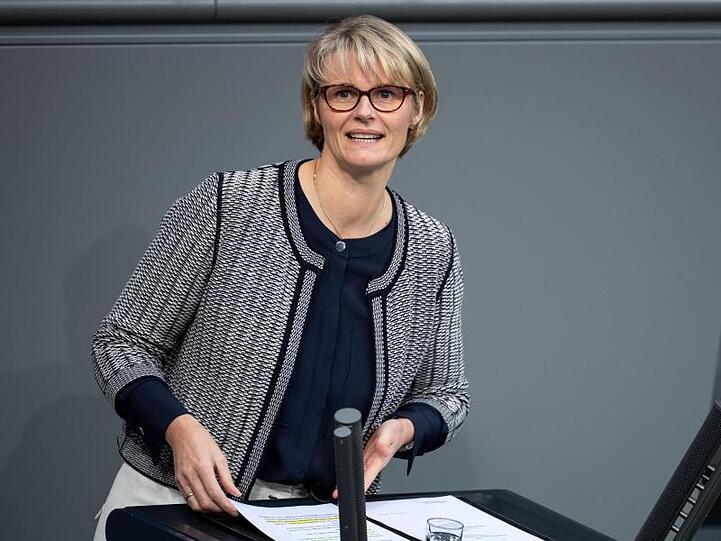 Bundesforschungsministerin Anja Karliczek (CDU) will ein Projekt zum Einsatz von Künstlicher Intelligenz bei der Behandlung von Tumoren fördern.