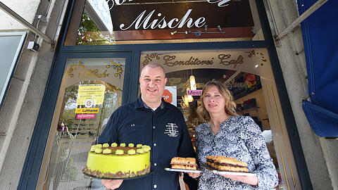 Mirko und Manuela Mische mit Pistazientorte und Florentinern.