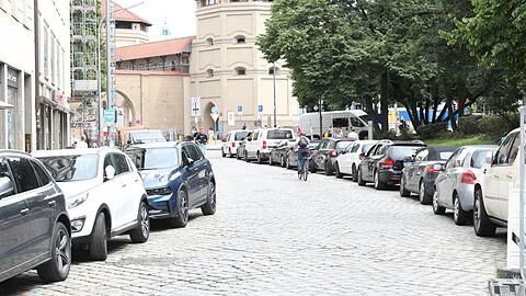Parkplätze wie hier in der Westenriederstraße sind in München oft Mangelware (Symbolbild).
