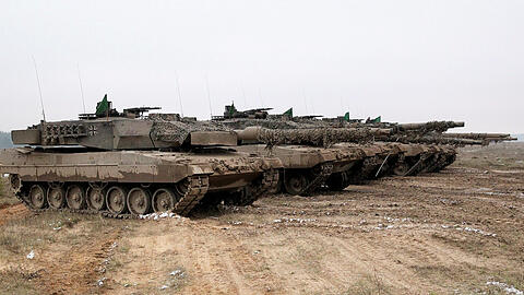 Deutschland will in einem ersten Schritt 14 Leopard-Kampfpanzer des Typs 2A6 aus den Beständen der Bundeswehr in die Ukraine liefern. (Archivbild)
