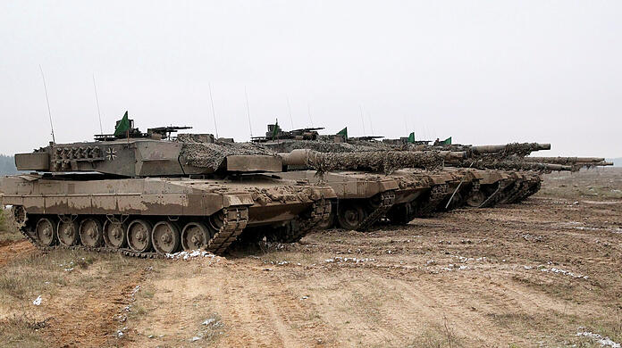 Deutschland will in einem ersten Schritt 14 Leopard-Kampfpanzer des Typs 2A6 aus den Beständen der Bundeswehr in die Ukraine liefern. (Archivbild)