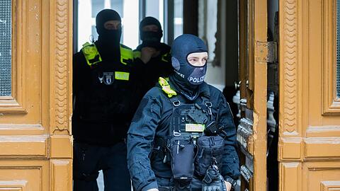 Polizisten nach einer Hausdurchsuchung in Berlin-Kreuzberg - bundesweit waren mehrere Dutzend Beamte im Einsatz.