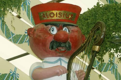 Der Engel Aloisius im Hofbräuzelt: an ihm bleibt so einiges hängen.