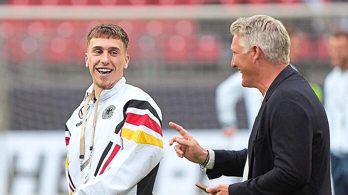 "Wichtig ist in meinem Alter, dass ich viel spiele und zeige, was ich draufhabe", sagt Brajan Gruda (l., hier mit ARD-Experte Bastian Schweinsteiger) über seine Zukunft. Der FC Bayern beobachtet den 20-Jährigen genau, ein Wechsel in diesem Sommer würde aber teuer werden. Foto: Marc Schueler/imago