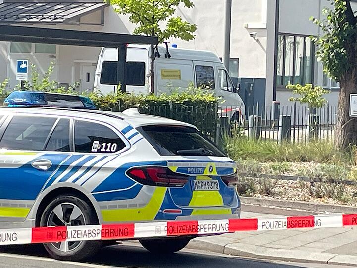Die Spurensicherung bei der Arbeit am Tatort.
