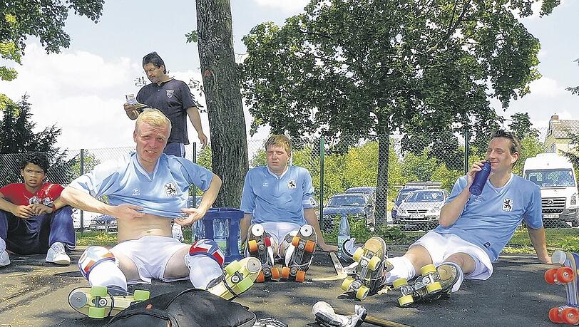 Roll- statt Fußballschuhe! Die Rollheockeyspieler Robert Klein, Nino Eisenbarth und Andreas druzovic (von links) treten mit dem TSV 1860 in der Regionalliga Süd an. Roll- statt Fußballschuhe! Die Rollheockeyspieler Robert Klein, Nino Eisenbarth und Andreas druzovic (von links) treten mit dem TSV 1860 in der Regionalliga Süd an.