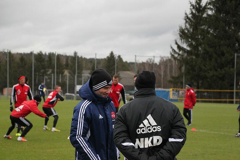 Ist dank der guten Leistungen in den letzten Spielen guter Laune: FCN-Coach Michael Wiesinger (l.).