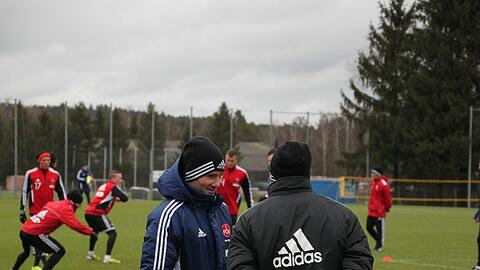 Ist dank der guten Leistungen in den letzten Spielen guter Laune: FCN-Coach Michael Wiesinger (l.).