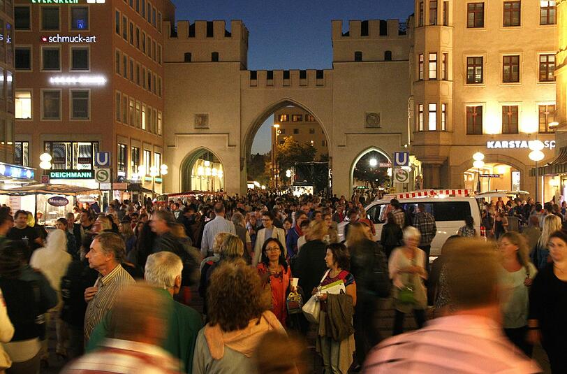 Die Kaufingerstraße bei der Shoppingnacht im vergangenen Jahr &ndash; bis 24 Uhr sind die Läden geöffnet.