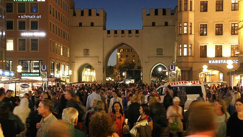 Die Kaufingerstraße bei der Shoppingnacht im vergangenen Jahr – bis 24 Uhr sind die Läden geöffnet. Die Kaufingerstraße bei der Shoppingnacht im vergangenen Jahr – bis 24 Uhr sind die Läden geöffnet.