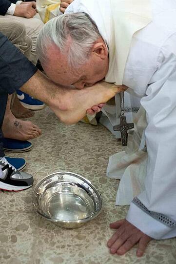 Starkes Symbol: Papst Franziskus wäscht und küsst an Gründonnerstag jungen Menschen im Jugendknast die Füße.