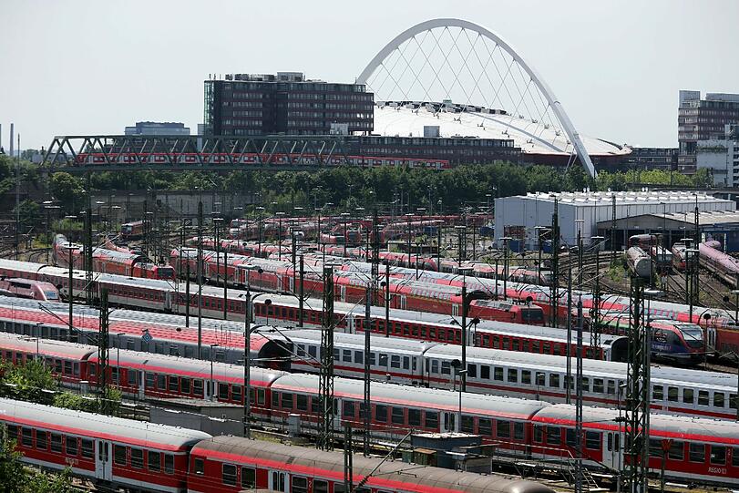 Züge stehen am 11.06.2014 in Köln (Nordrhein-Westfalen) im Depot der Bahn. Nach dem schweren Unwetter von 09.06.2014 in Nordrhein-Westfalen sind zahlreiche Bahnstrecken in NRW immer noch nicht befahrbar.