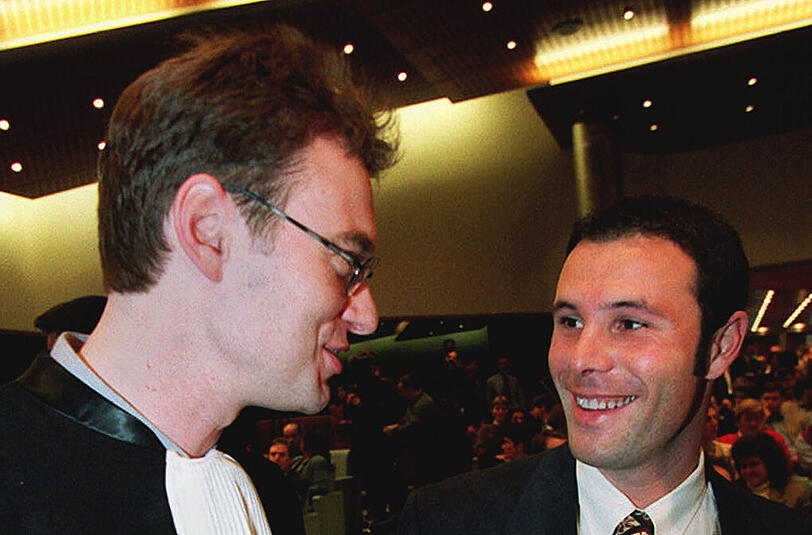 Jean-Marc Bosman (r.), belgischer Fußballprofi von US Dünkirchen, spricht vor Beginn der Urteilsverkündung des Europäischen Gerichtshofs (EuGH) am 15.12.1995 in Luxemburg mit seinem Anwalt Jean Louis Dupont.