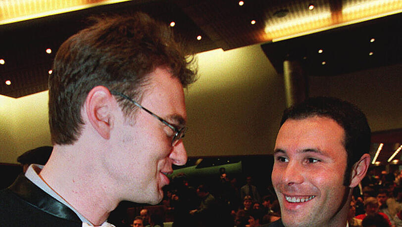 Jean-Marc Bosman (r.), belgischer Fußballprofi von US Dünkirchen, spricht vor Beginn der Urteilsverkündung des Europäischen Gerichtshofs (EuGH) am 15.12.1995 in Luxemburg mit seinem Anwalt Jean Louis Dupont. Jean-Marc Bosman (r.), belgischer Fußballprofi von US Dünkirchen, spricht vor Beginn der Urteilsverkündung des Europäischen Gerichtshofs (EuGH) am 15.12.1995 in Luxemburg mit seinem Anwalt Jean Louis Dupont.