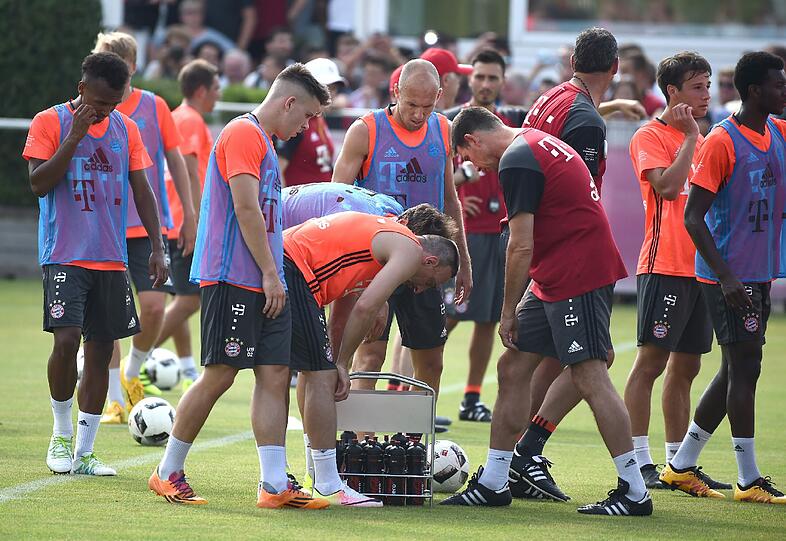 Auch die anderen Spieler brauchen eine Trinkpause beim Training.