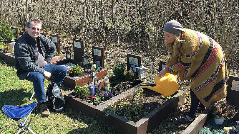 Dieses Paar besucht das Grab seines toten Hundes auf dem Tierfriedhof regelmäßig.