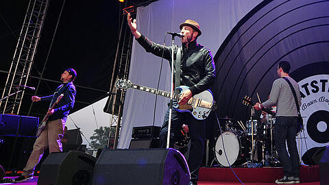 Die Beatsteaks rund um Frontmann Arnim Teutoburg-Weiß während einem ihrer vielen Auftritte.