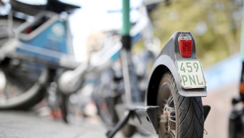 E-Scooter stehen vor Leihfahrrädern. Foto: Martin Gerten/dpa E-Scooter stehen vor Leihfahrrädern. Foto: Martin Gerten/dpa