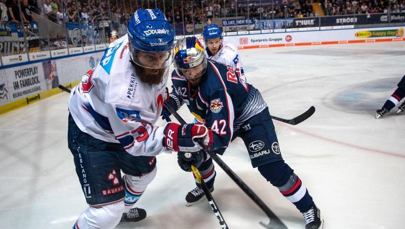 Eishockeyprofi EisCody Lampl (l) von Adler Mannheim.