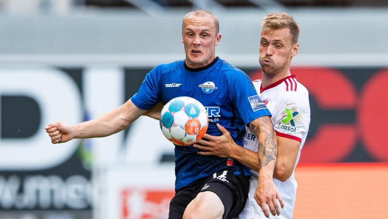 Paderborns Sven Michel (l) und Nürnbergs Asger Sörensen (r) kämpfen um den Ball.