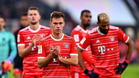Leerer Blick und gesenkte Häupter: Mit einem späten Ausgleich zum 1:1 gegen Köln können Joshua Kimmich und Co. nicht zufrieden sein.