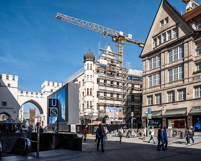 Das "Herzog Max" in der Neuhauser Straße: 2024 soll das Bürohaus mit Flächen für Läden und Gastro fertig werden.