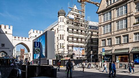 Das "Herzog Max" in der Neuhauser Straße: 2024 soll das Bürohaus mit Flächen für Läden und Gastro fertig werden.