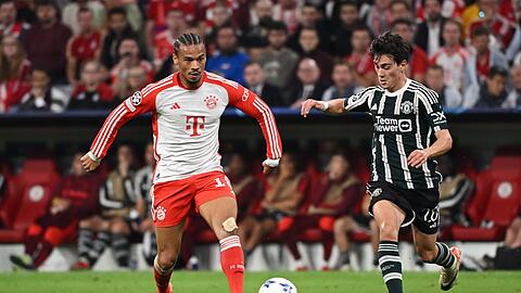 Bayerns Leroy Sané (l) und Manchesters Facundo Pellistri kämpfen um den Ball.