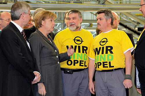 Hans Demant, Angela Merkel und Opel-Mitarbeiter in Rüsselsheim