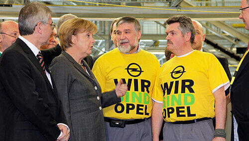 Hans Demant, Angela Merkel und Opel-Mitarbeiter in Rüsselsheim Hans Demant, Angela Merkel und Opel-Mitarbeiter in Rüsselsheim