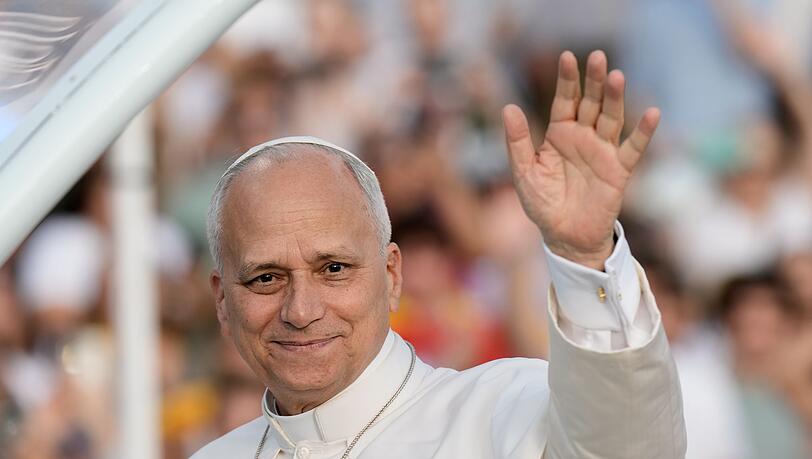 Papst Leo XIV. grüßt die rund 40.000 Teilnehmer einer Vigilie im Olympiastadion in Barcelona. Papst Leo XIV. grüßt die rund 40.000 Teilnehmer einer Vigilie im Olympiastadion in Barcelona.