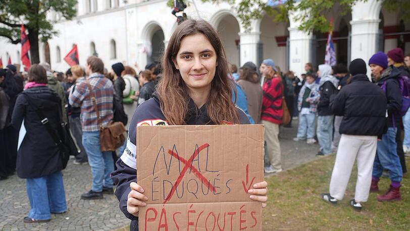 Gloria macht 2027 ihr Abitur. Eine Veränderung des Schulsystems ist ihr wichtig. Gloria macht 2027 ihr Abitur. Eine Veränderung des Schulsystems ist ihr wichtig.
