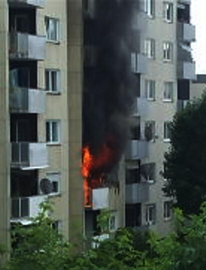 Drei Bewohner bei Explosion in Haus verletzt: In Altdorf ist eine Wohnung in die Luft geflogen. Die Bilder.
