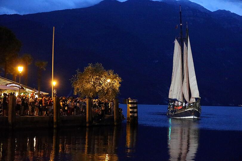 Am Sonntagabend wurden die Bayern offiziell im Trainingslager am Gardasee willkommen geheißen - und schipperten mit dem Segelboot an. Sehen Sie hier die Bilder.