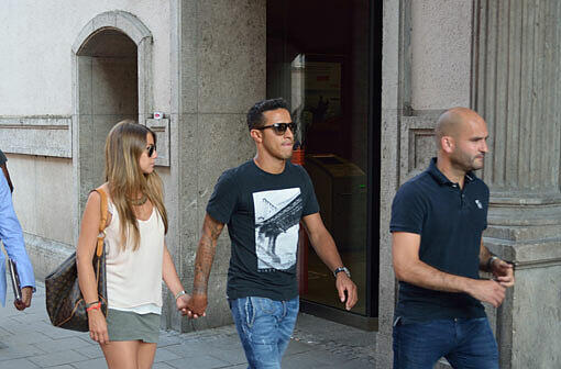 Thiago Alcantara bummelt mit Freundin Julia durch München. Die Bilder.