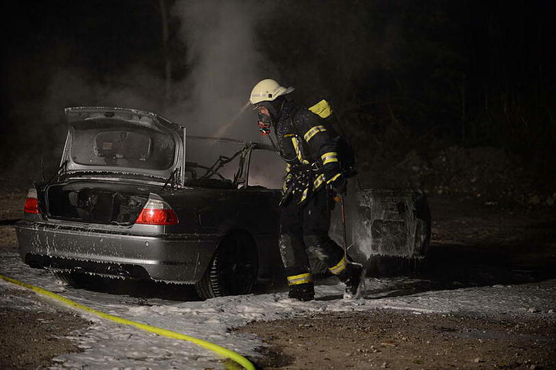 Auf der B 306 bei Siegsdorf brannte ein BMW-Cabrio völlig aus. Der Fahrer konnte sich in letzter Sekunde retten. Die Bilder vom Feuerwehreinsatz.