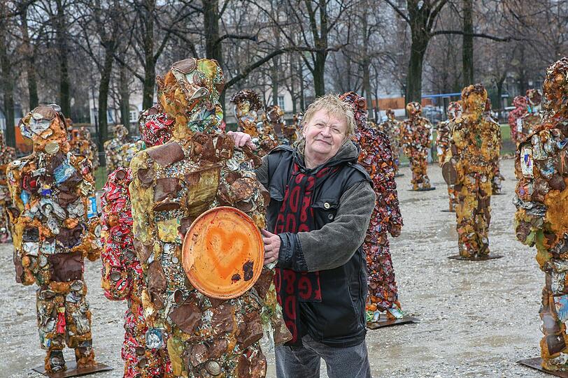 Fotoshooting mit dem Künstler HA Schult,dessen Installation "Trash People", ab 24. November auf dem Festivalgelände des Tollwood-Winterfestivals zu sehen ist.