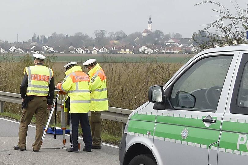 Erst nach 30 Metern kommt der Wagen zum stehen. Die Bilder vom spektakulären Unfall.