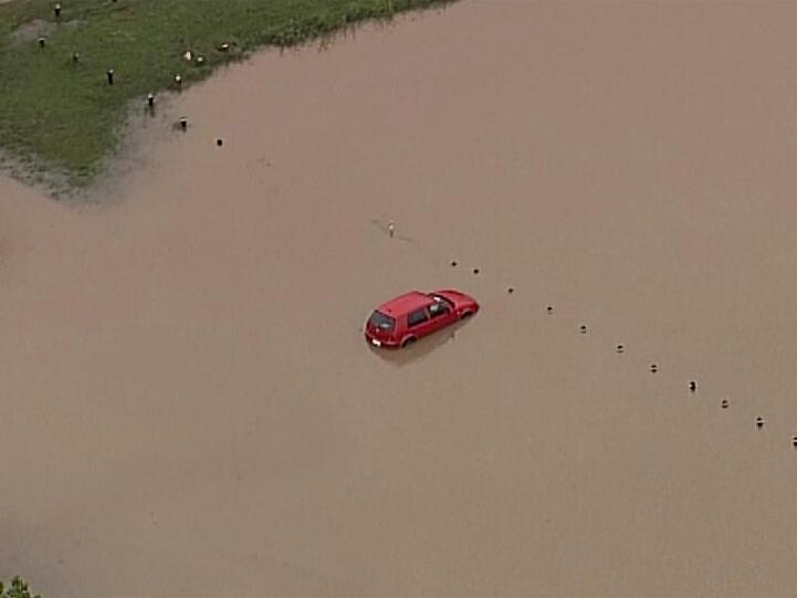 Im australischen Bundesstaat Queensland überflutete der Regen Autobahnen und Straßen.