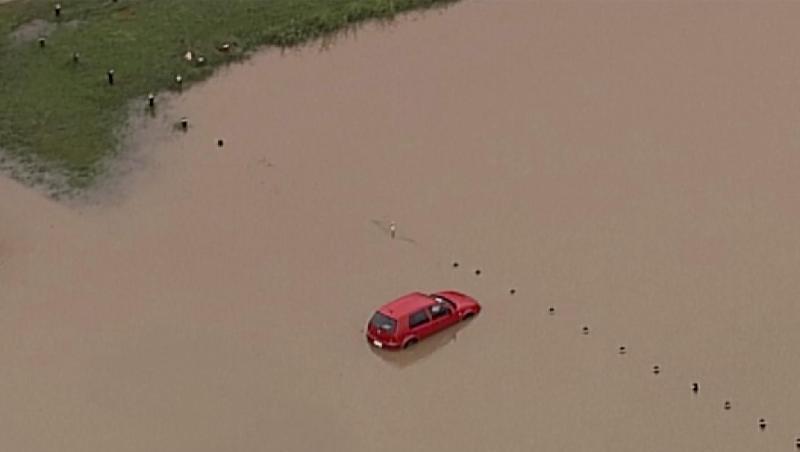Im australischen Bundesstaat Queensland überflutete der Regen Autobahnen und Straßen. Im australischen Bundesstaat Queensland überflutete der Regen Autobahnen und Straßen.