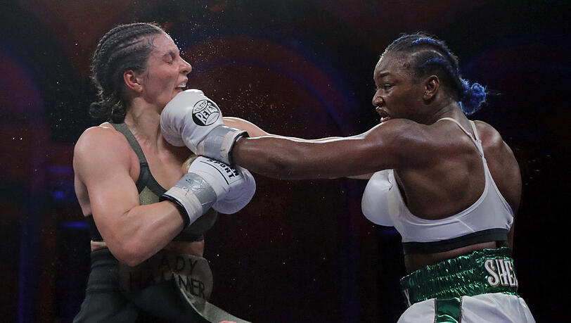 Da war eine besser: Christina Hammer (l.) verliert im April 2019 den WM-Kampf gegen Superstar Claressa Shields (USA). Da war eine besser: Christina Hammer (l.) verliert im April 2019 den WM-Kampf gegen Superstar Claressa Shields (USA).