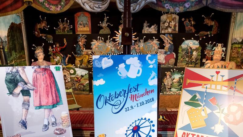 Die preisgekrönten Entwürfe für das Oktoberfest-Plakat sind während einer Präsentation zu sehen.