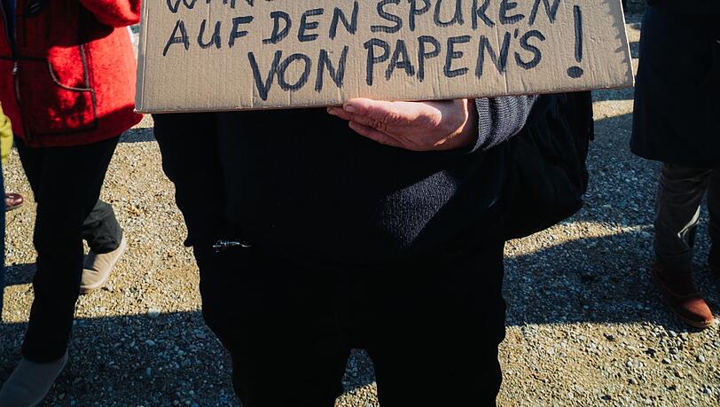 Tilman Mai richtet mit seinem Schild einen Appell an Friedrich Merz.