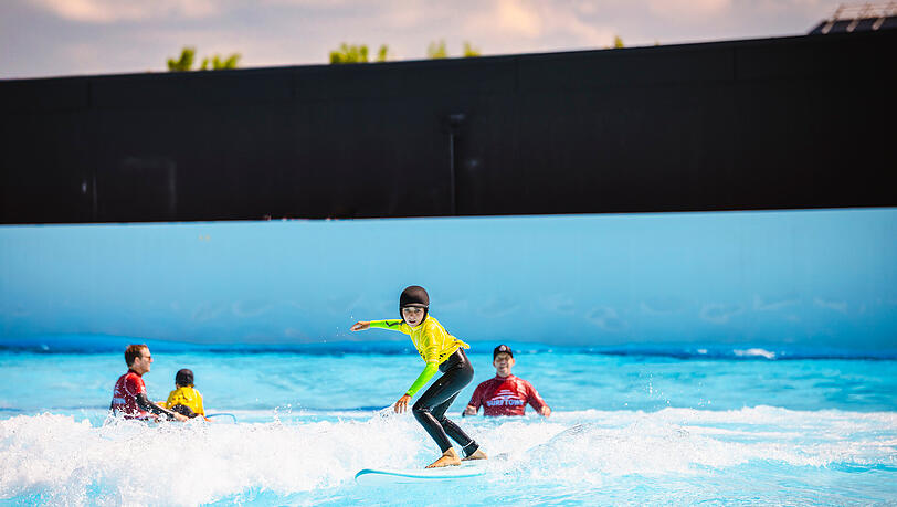 Spezielle Kurse für Kinder helfen auch den kleinsten Surferinnen und Surfer aufs Brett. Spezielle Kurse für Kinder helfen auch den kleinsten Surferinnen und Surfer aufs Brett.