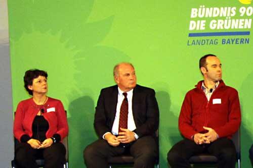 Ob ihm die Kulisse gefällt? - Uli Hoeneß zwischen Simone Trolle (Grüne) und Michael Gabriel (Koordinationsstelle Fanprojekte)