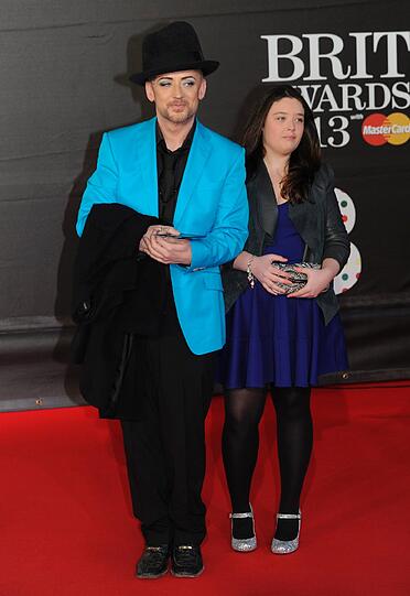 Boy George (L) mit Begleitung.