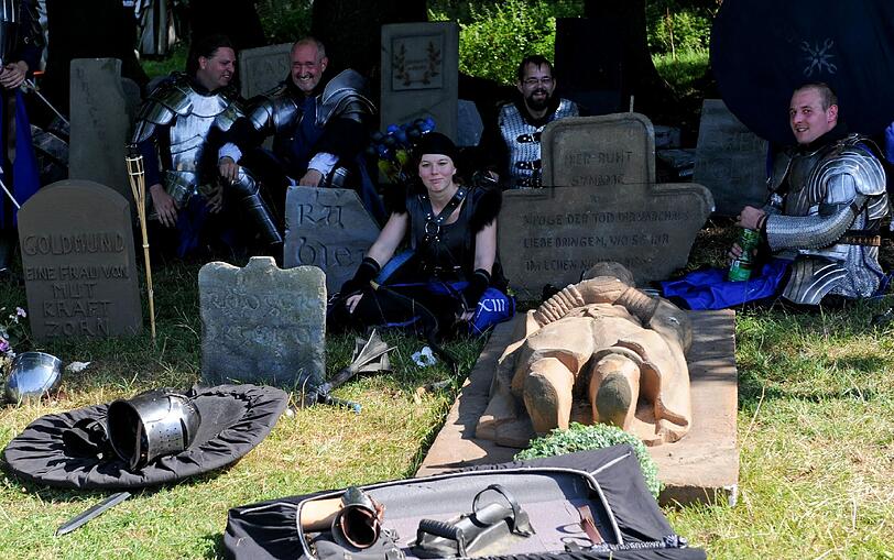 Rund 8000 Menschen treffen sich zum interaktiven Rollenspiel "ConQuest of Mythodea". Sehen Sie hier einige Bilder aus dem Jahr 2013