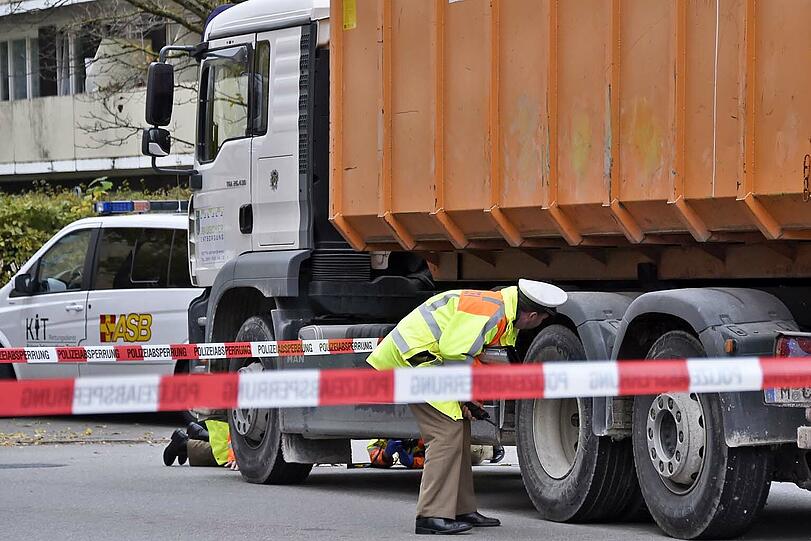 Dieser Lkw hat ein Kind erfasst und getötete. Zu dem dramatischen Unfall kam es am Donnerstagnachmittag in Haar auf der Blumenstraße.