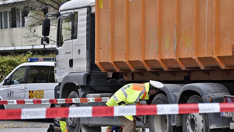 Dieser Lkw hat ein Kind erfasst und getötete. Zu dem dramatischen Unfall kam es am Donnerstagnachmittag in Haar auf der Blumenstraße.